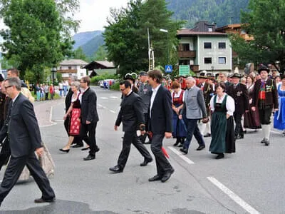 Einmarsch und Kranzniederlegung  Bild 8